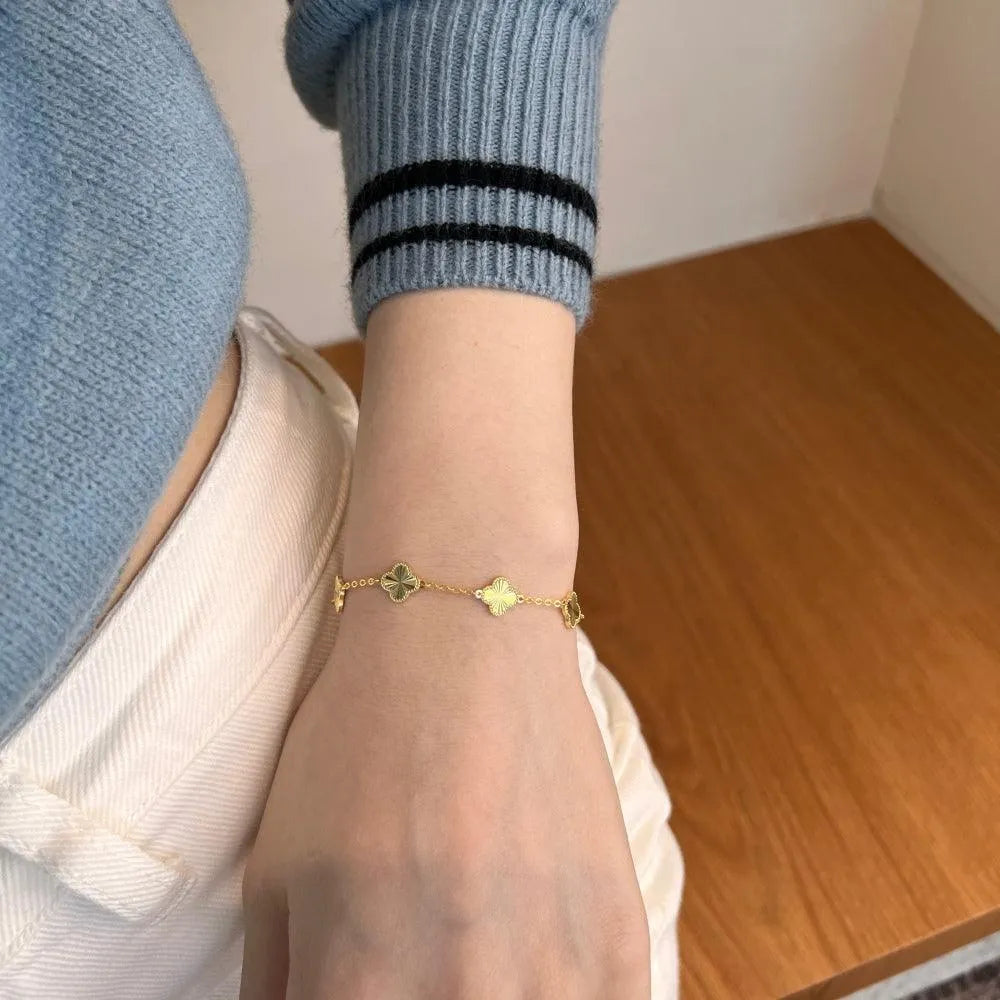 Brățară din argint placat cu aur, eleganta cu elemente în formă de trifoi – Josephine – Design elegant de la Masiri.ro