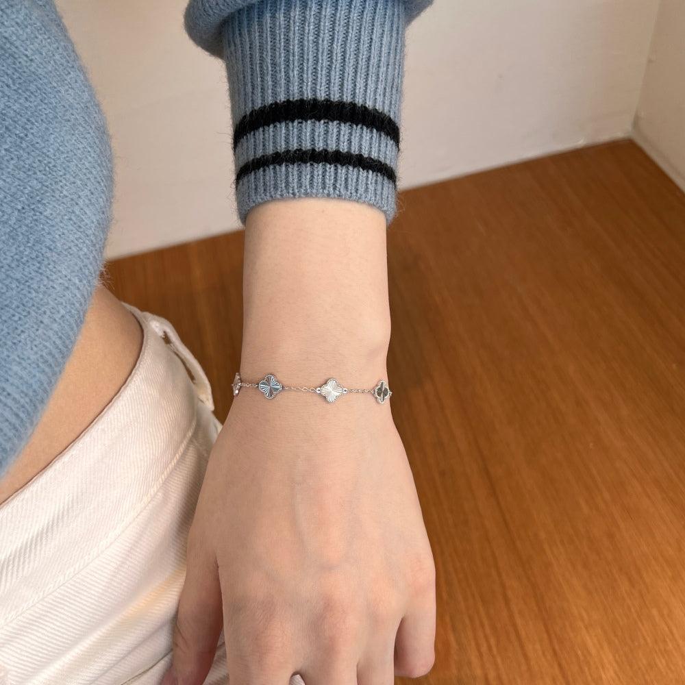 Brățară din argint eleganta cu elemente în formă de trifoi – Ruby – Design elegant de la Masiri.ro