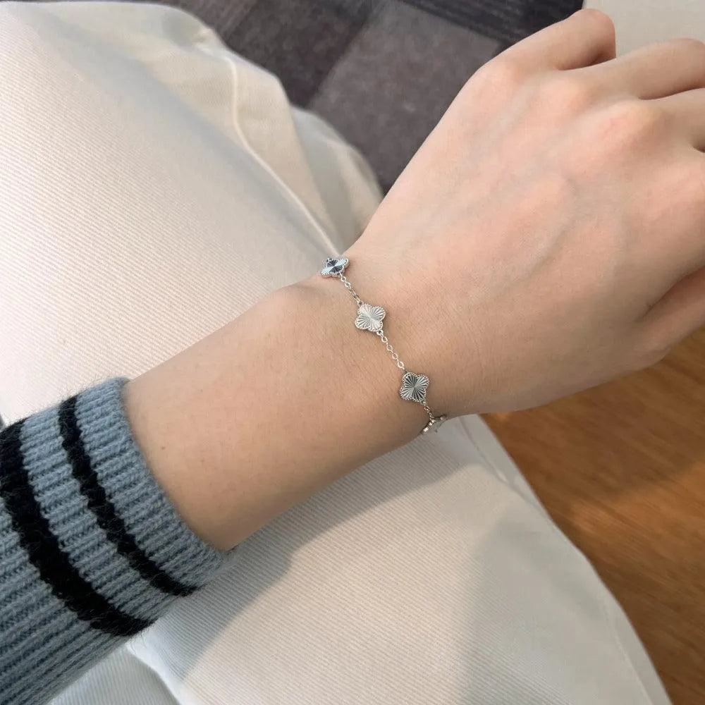 Brățară din argint eleganta cu elemente în formă de trifoi – Ruby – Design elegant de la Masiri.ro