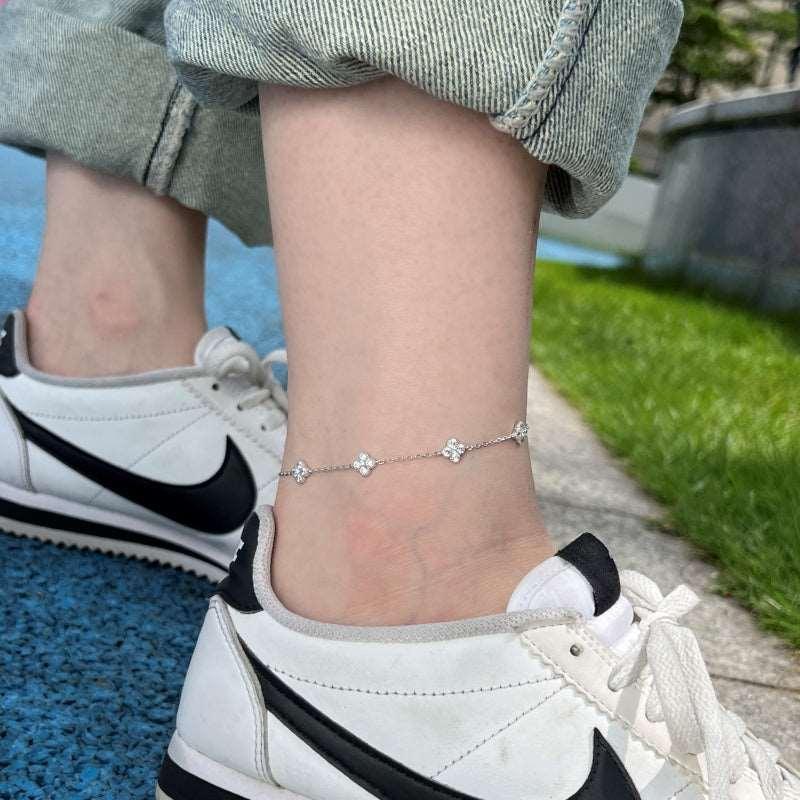 Brățară de gleznă din argint cu simboluri de noroc – Golden Clover BG06 – Design elegant de la Masiri.ro