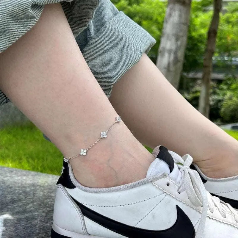 Brățară de gleznă din argint cu simboluri de noroc – Clover BG06 – Design elegant de la Masiri.ro