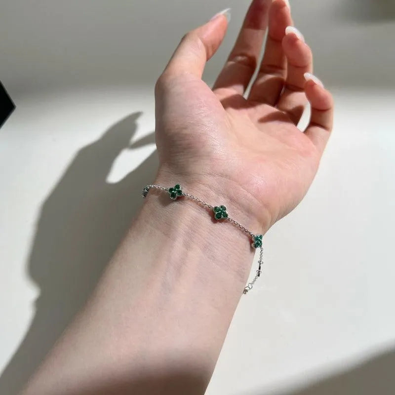Brățară din argint elegantă cu detalii florale și pietre verzi strălucitoare – Alice – Design elegant de la Masiri.ro