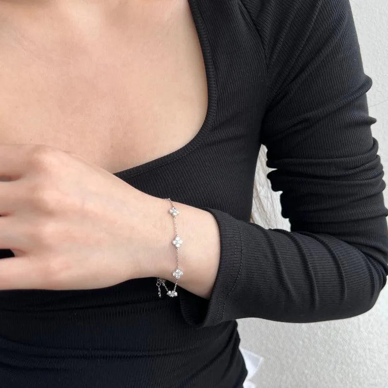 Brățară din argint elegantă cu detalii florale și pietre strălucitoare – Natalie – Design elegant de la Masiri.ro