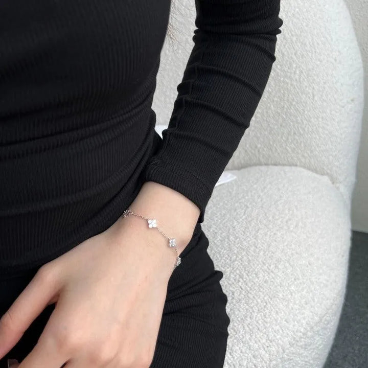 Brățară din argint elegantă cu detalii florale și pietre strălucitoare – Natalie – Design elegant de la Masiri.ro