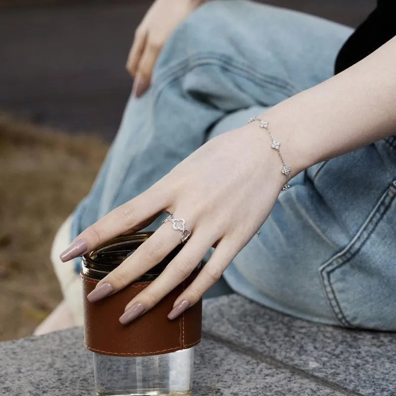 Brățară din argint elegantă cu detalii florale și pietre strălucitoare – Natalie – Design elegant de la Masiri.ro