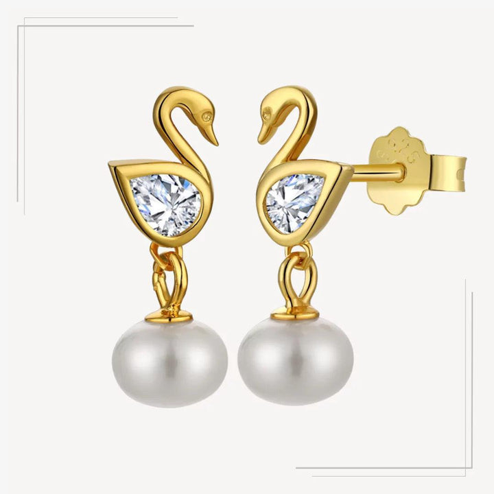 Cercei din argint placat cu aur în formă de lebădă cu perlă și zirconiu - C69 – Design elegant de la Masiri.ro