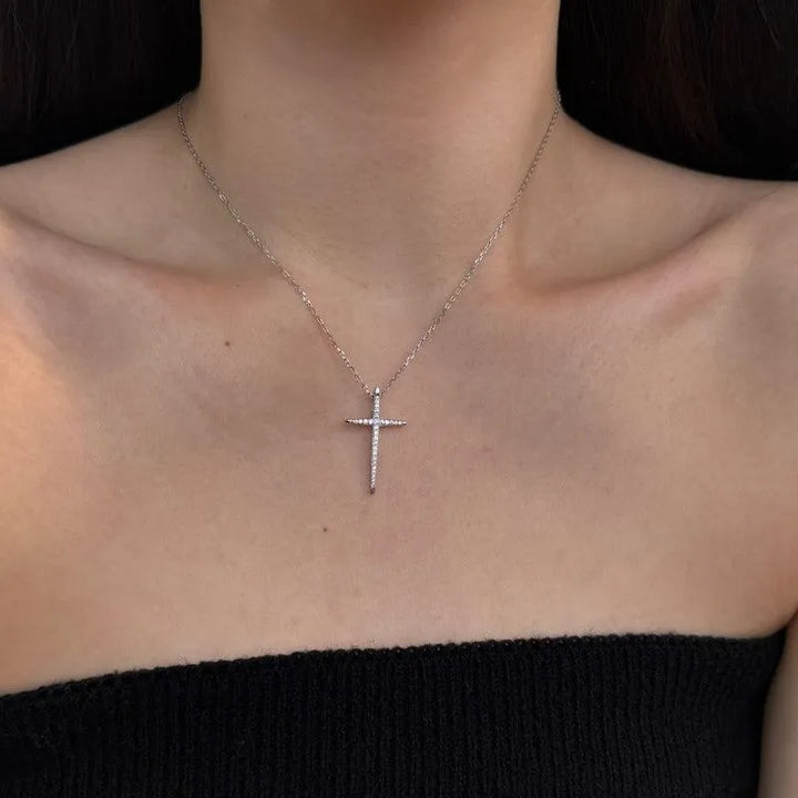 Colier din argint cu pandantiv cruce minimalistă cu zirconii – Audrey – Design elegant de la Masiri.ro