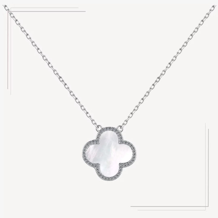 Colier din argint cu pandantiv trifoi alb – Victoria – Design elegant de la Masiri.ro