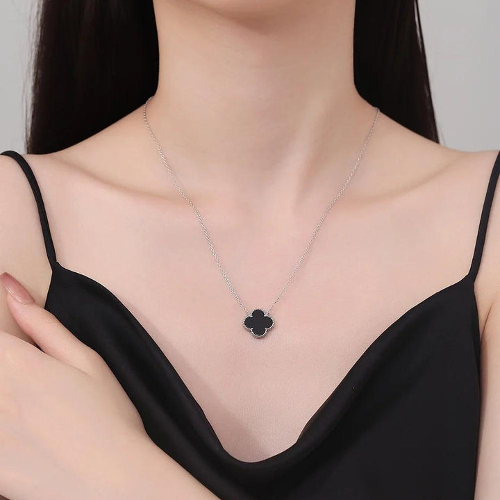 Colier din argint cu pandantiv trifoi negru – Grace – Design elegant de la Masiri.ro