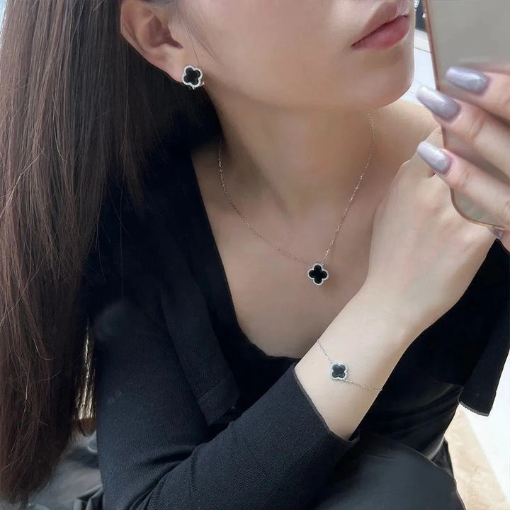 Colier din argint cu pandantiv trifoi negru – Grace – Design elegant de la Masiri.ro