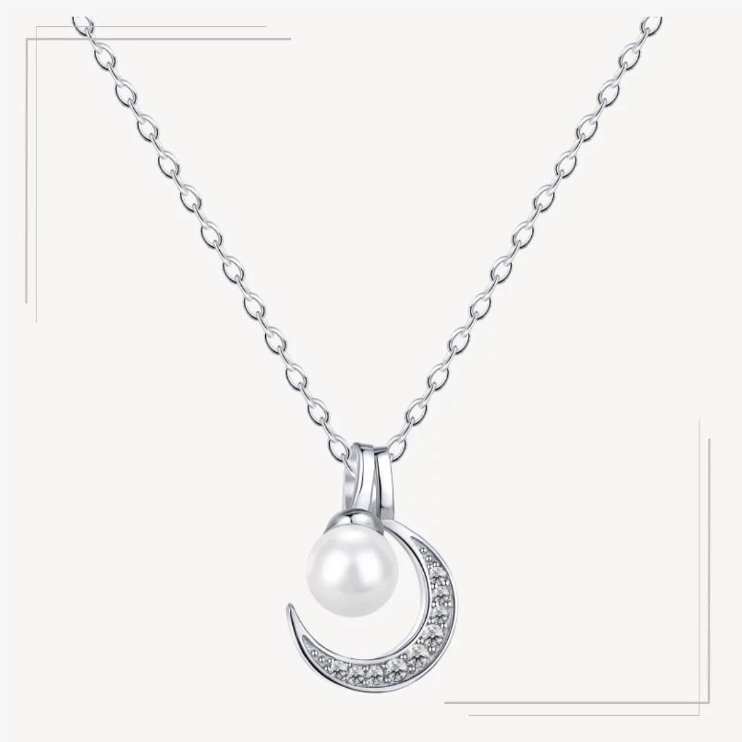 Colier din argint cu perlă albă și pandantiv lună decorată cu zirconii - L50 – Design elegant de la Masiri.ro