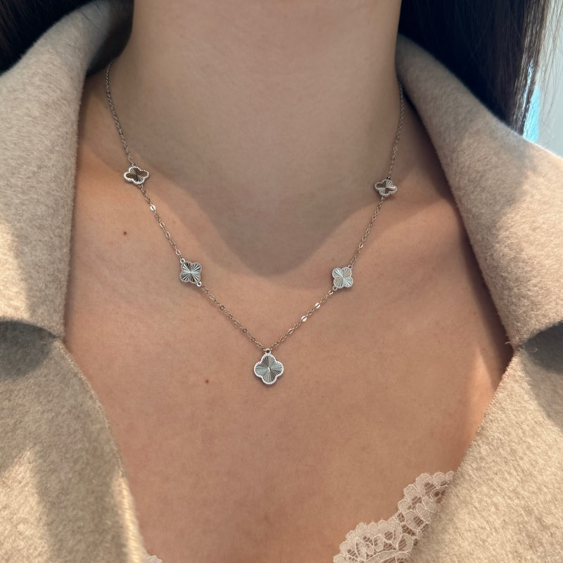 Colier din argint elegant cu elemente în formă de trifoi - Ruby 2