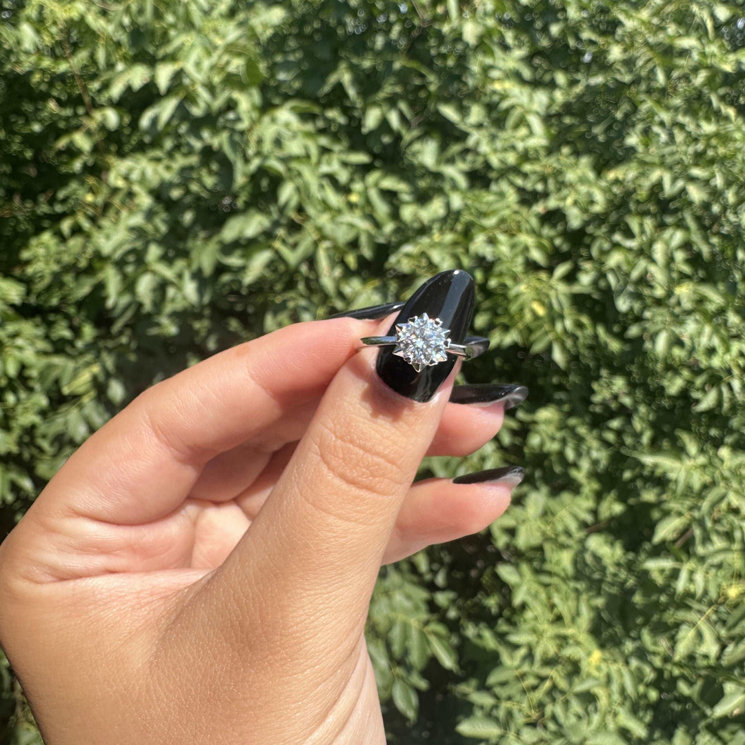 Inel din argint cu diamant moissanite Classic Bloom - IM01 – Design elegant de la Masiri.ro