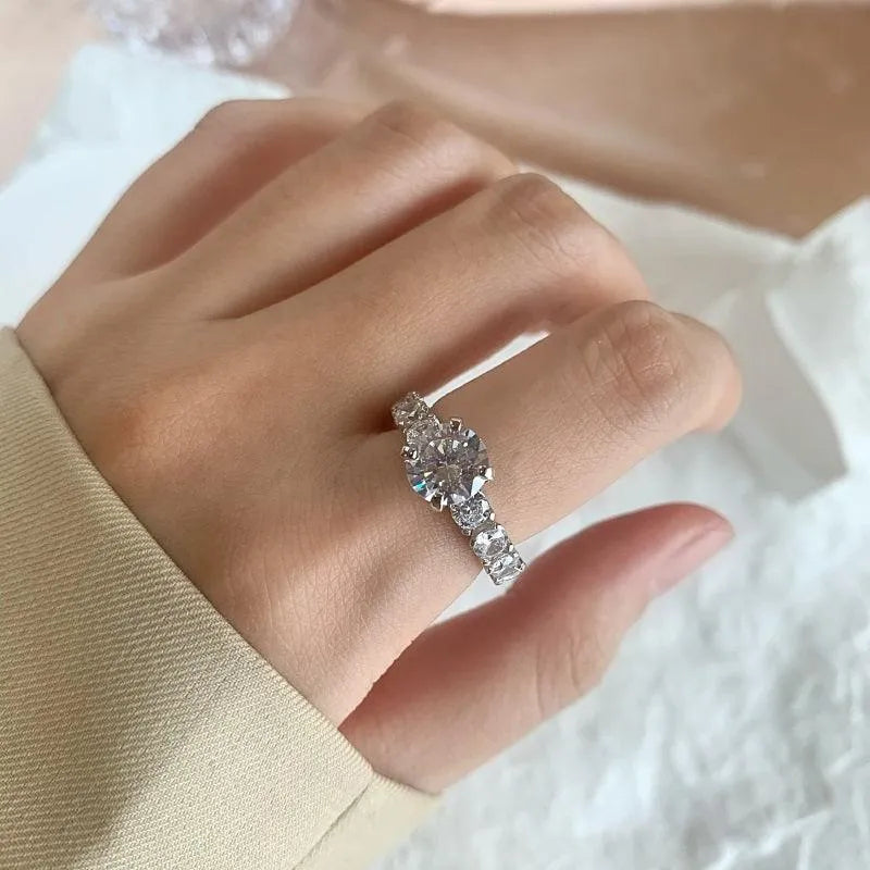 Inel din argint cu piatră centrală și detalii strălucitoare – Anna – Design elegant de la Masiri.ro