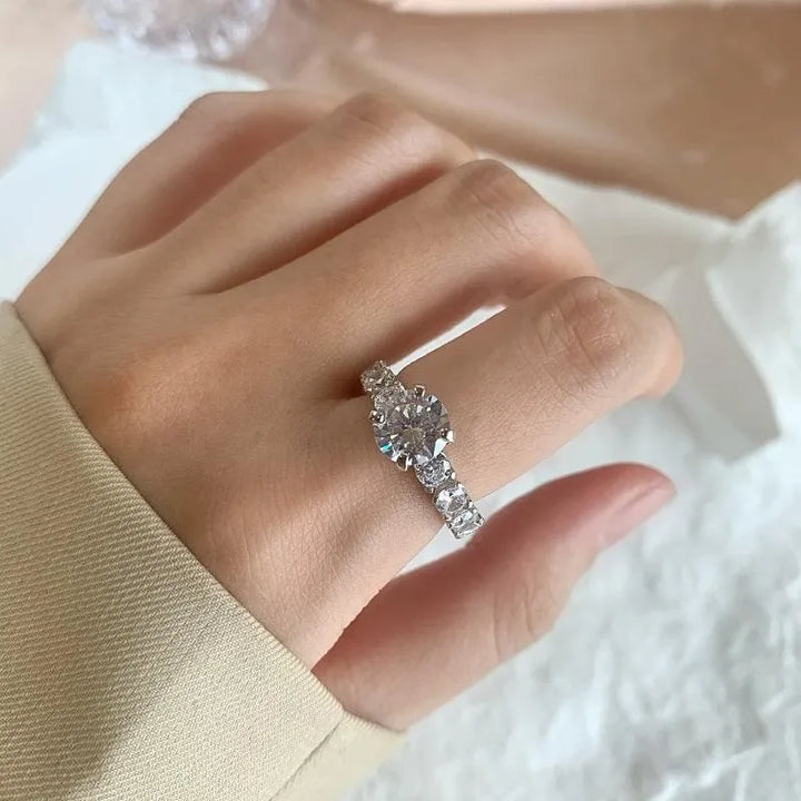 Inel din argint cu piatră centrală și detalii strălucitoare – Anna – Design elegant de la Masiri.ro