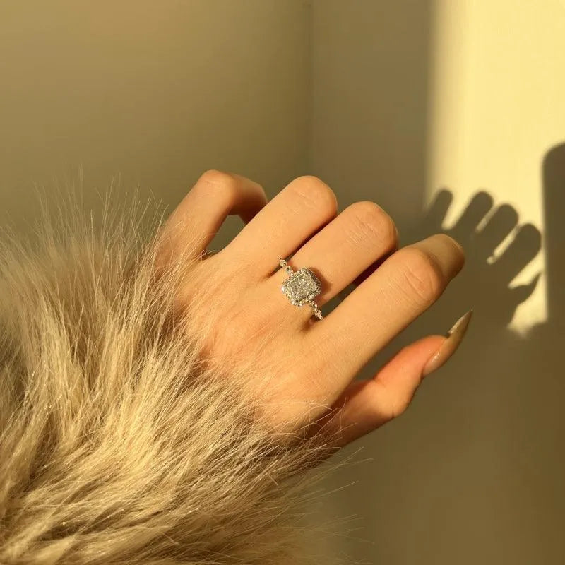 Inel din argint tip solitaire cu zirconii delicate – Brooklyn – Design elegant de la Masiri.ro