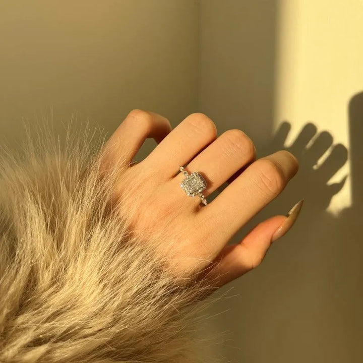 Inel din argint tip solitaire cu zirconii delicate – Brooklyn – Design elegant de la Masiri.ro