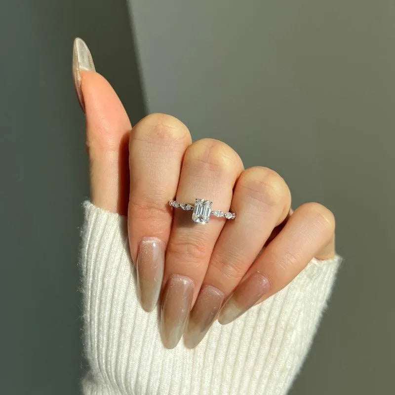 Inel din argint cu diamant Moissanite – Sarah – Design elegant de la Masiri.ro