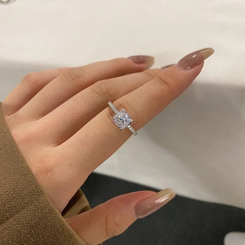 Inel din argint cu piatră centrală strălucitoare – Lillian – Design elegant de la Masiri.ro