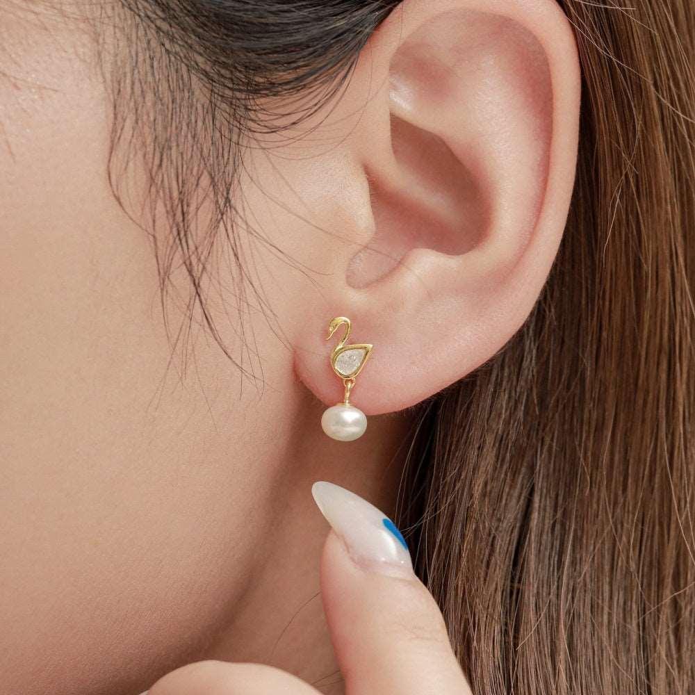 Cercei din argint placat cu aur în formă de lebădă cu perlă și zirconiu - C69 – Design elegant de la Masiri.ro