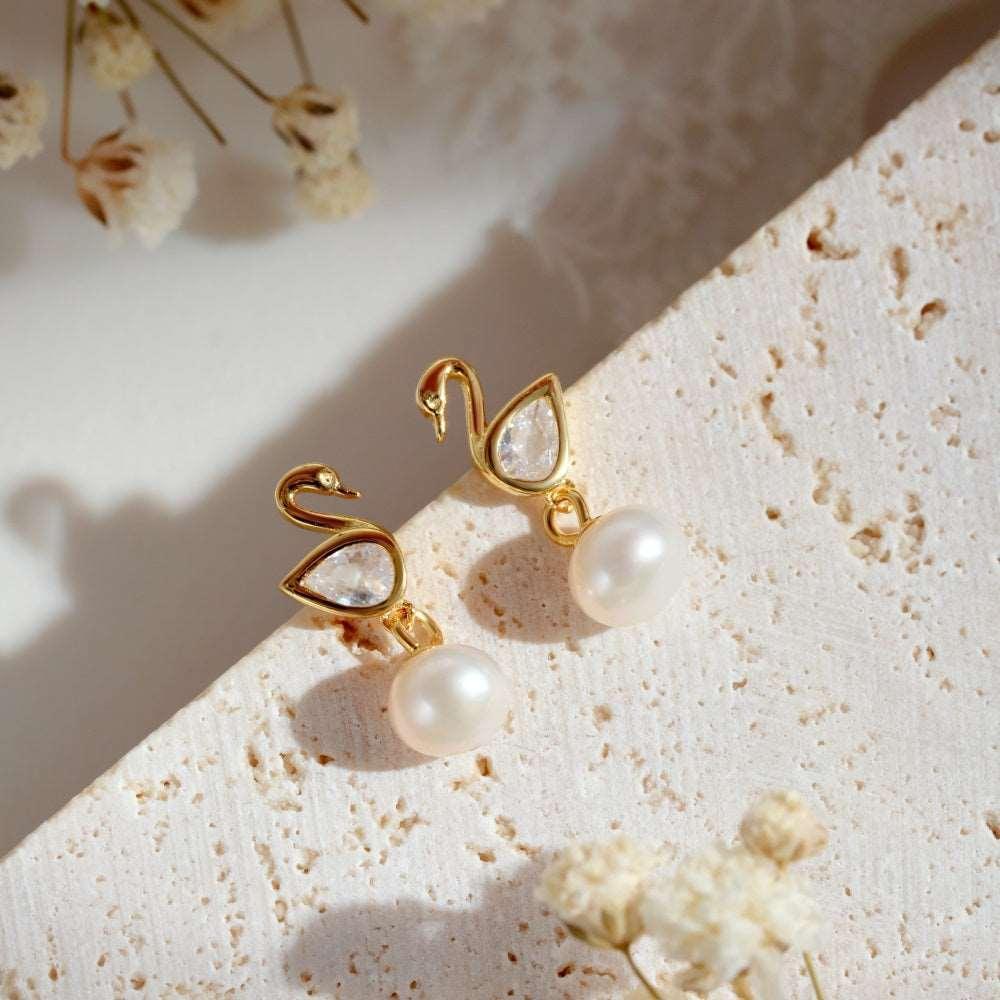 Cercei din argint placat cu aur în formă de lebădă cu perlă și zirconiu - C69 – Design elegant de la Masiri.ro