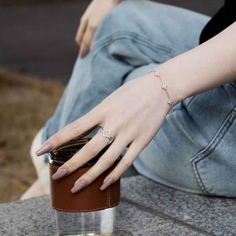 Brățară din argint elegantă cu detalii florale și pietre strălucitoare – Natalie – Design elegant de la Masiri.ro