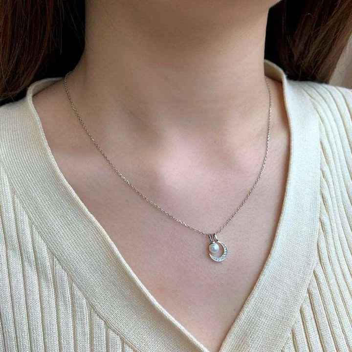 Colier din argint cu perlă albă și pandantiv lună decorată cu zirconii - L50 – Design elegant de la Masiri.ro