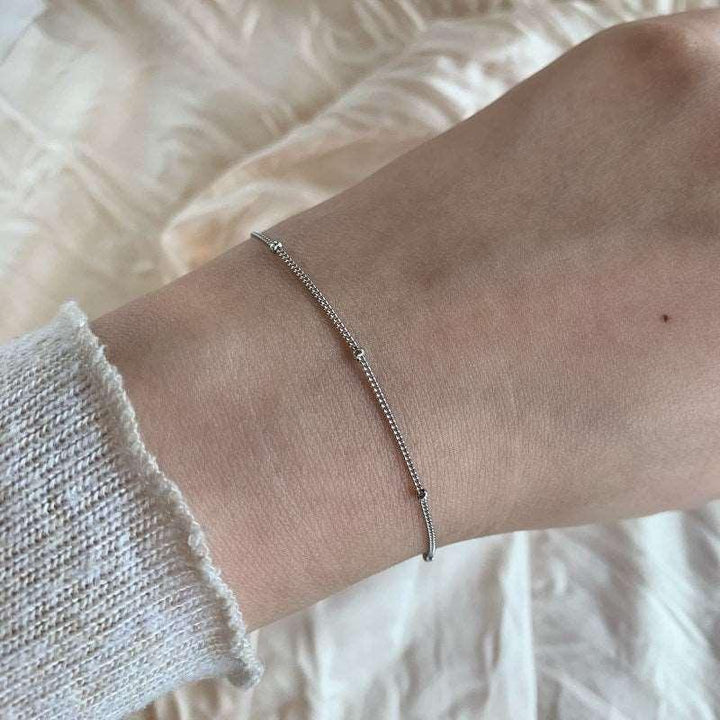 Brățară din argint minimalistă cu accente delicate – B35 – Design elegant de la Masiri.ro