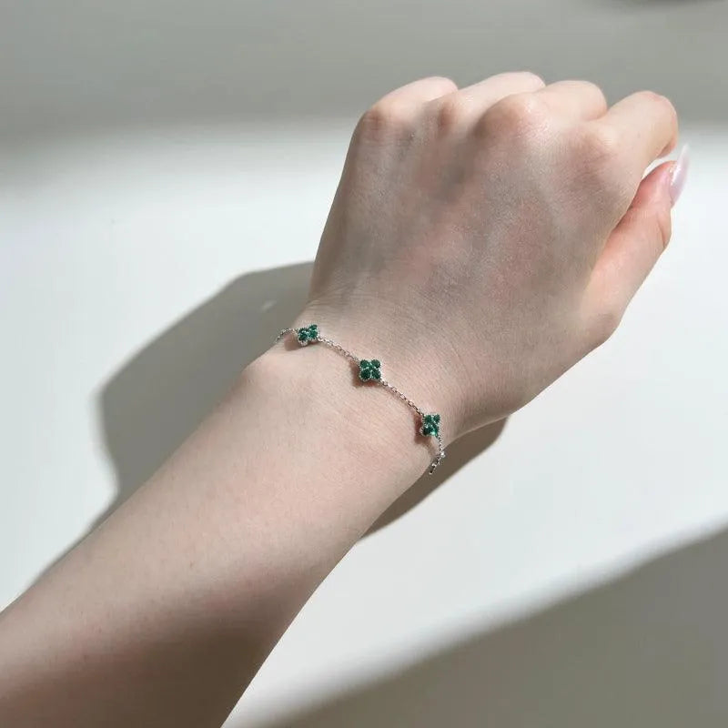 Brățară din argint elegantă cu detalii florale și pietre verzi strălucitoare – Alice – Design elegant de la Masiri.ro