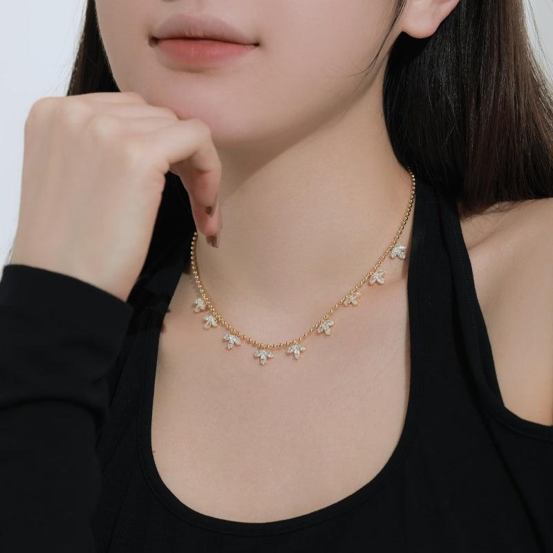 Colier din argint placat cu aur si charm-uri florale strălucitoare - Abigail – Design elegant de la Masiri.ro