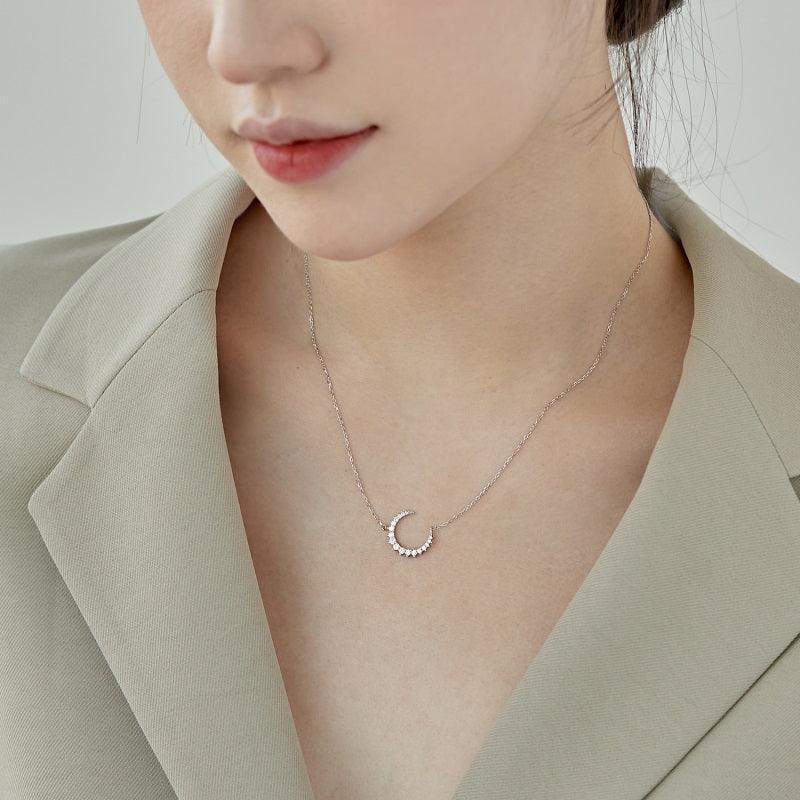 Colier din argint cu pandantiv semilună și zirconii strălucitoare - L74 – Design elegant de la Masiri.ro
