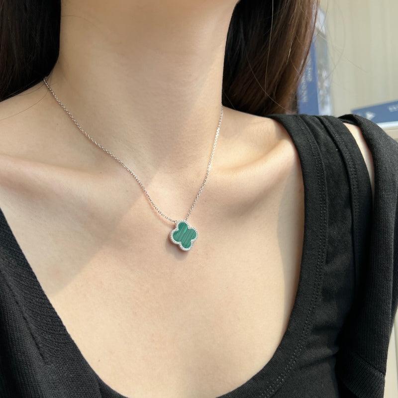 Colier din argint cu pandantiv trifoi verde – Hannah – Design elegant de la Masiri.ro