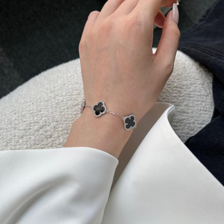 Brățară din argint cu detalii negre tip trifoi și margini strălucitoare – Grace – Design elegant de la Masiri.ro