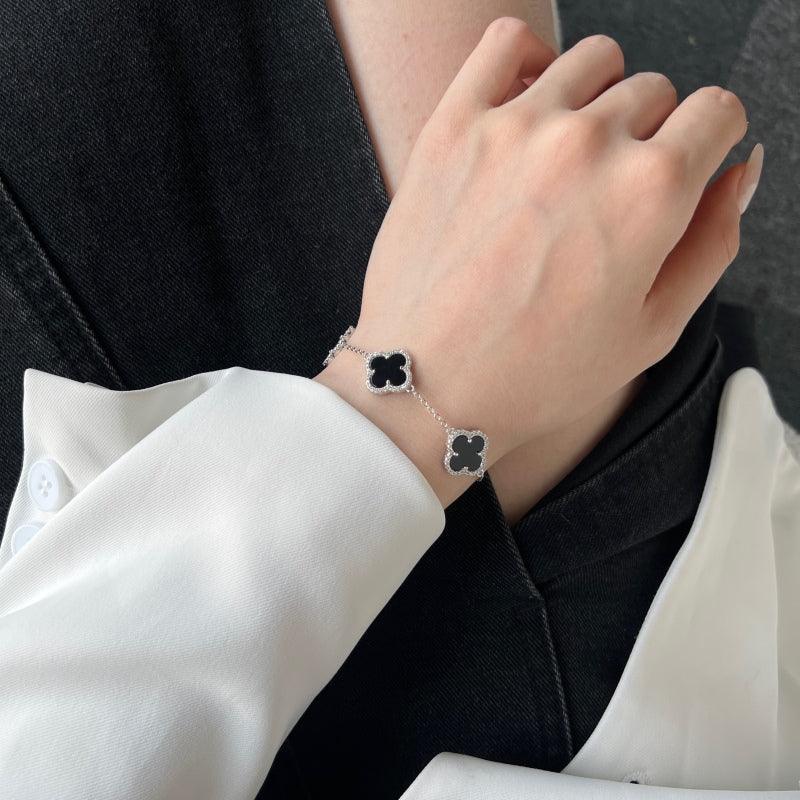 Brățară din argint cu detalii negre tip trifoi și margini strălucitoare – Grace – Design elegant de la Masiri.ro