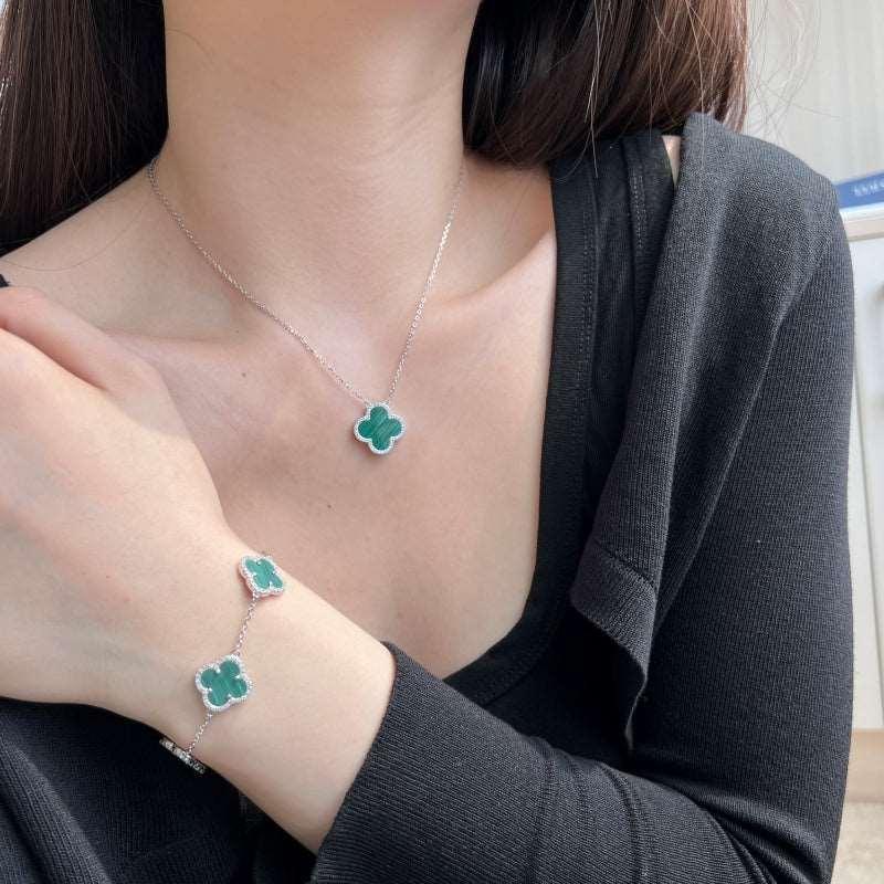 Brățară din argint cu detalii verzi tip trifoi și margini strălucitoare – Hannah – Design elegant de la Masiri.ro