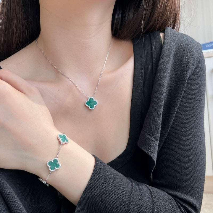 Brățară din argint cu detalii verzi tip trifoi și margini strălucitoare – Hannah – Design elegant de la Masiri.ro