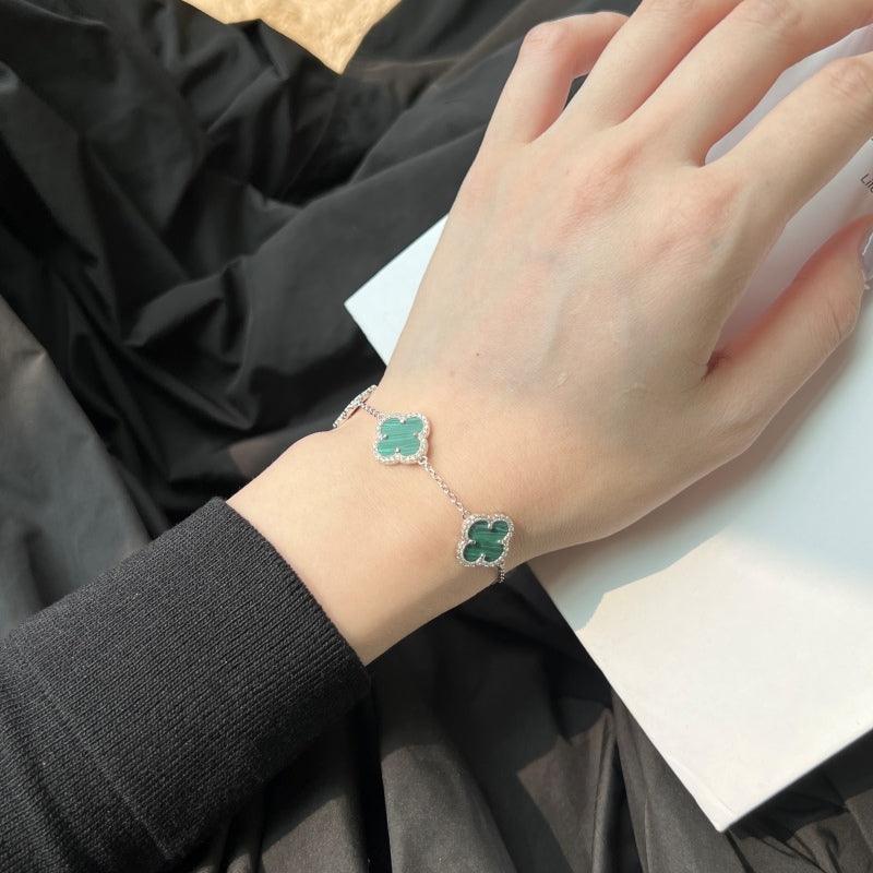 Brățară din argint cu detalii verzi tip trifoi și margini strălucitoare – Hannah – Design elegant de la Masiri.ro