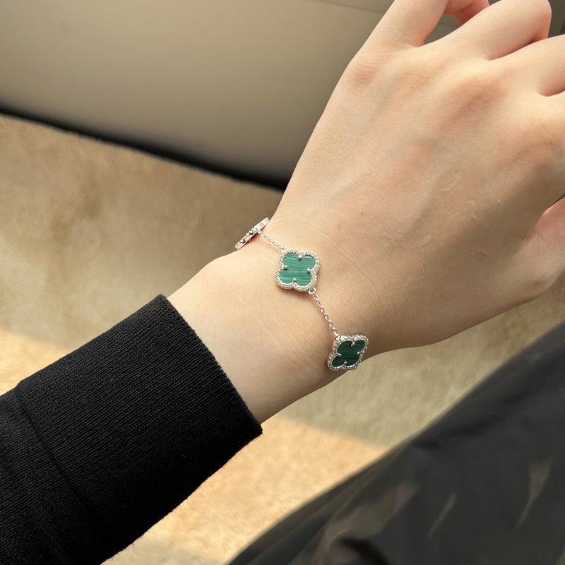 Brățară din argint cu detalii verzi tip trifoi și margini strălucitoare – Hannah – Design elegant de la Masiri.ro