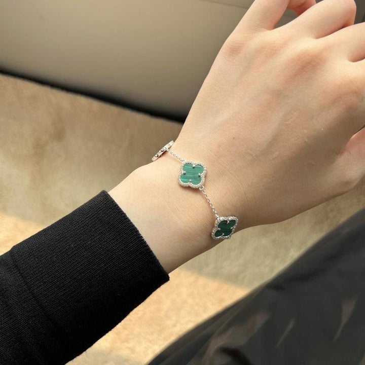 Brățară din argint cu detalii verzi tip trifoi și margini strălucitoare – Hannah – Design elegant de la Masiri.ro