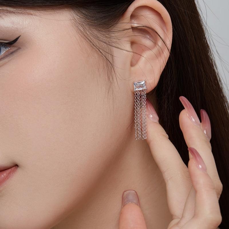 Cercei lungi din argint cu lanțuri fine și zirconiu - Mila – Design elegant de la Masiri.ro