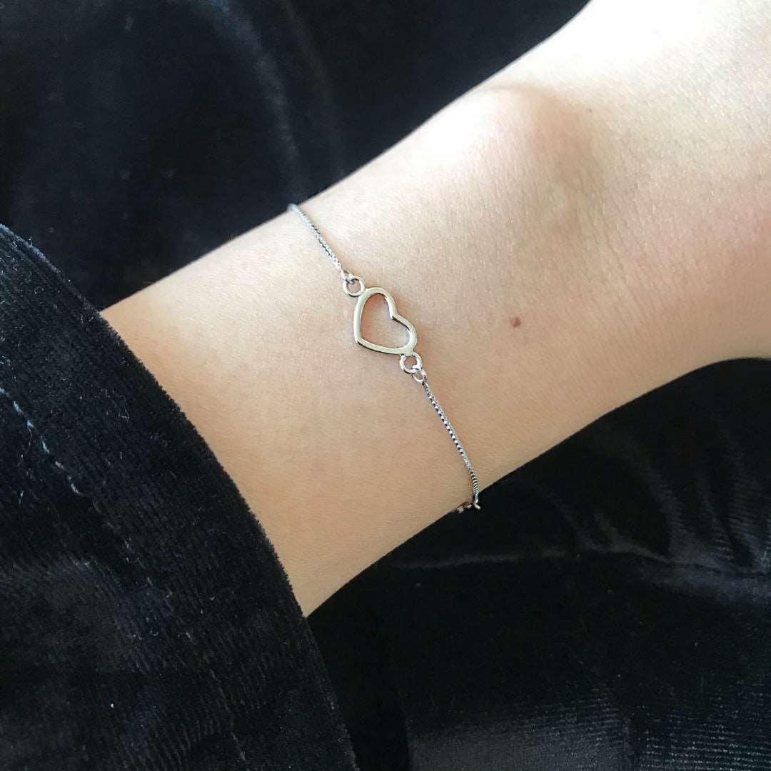 Brățară delicată din argint cu elemente în formă de inimă – B49 – Design elegant de la Masiri.ro