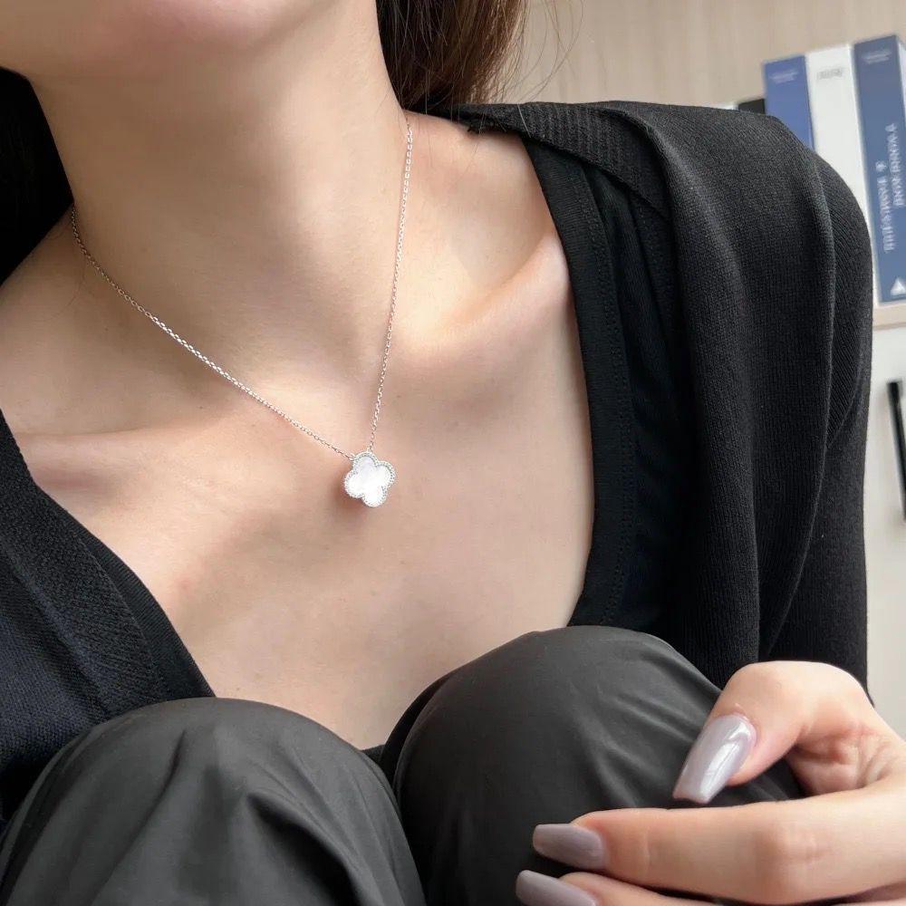 Colier din argint cu pandantiv trifoi alb – Victoria – Design elegant de la Masiri.ro