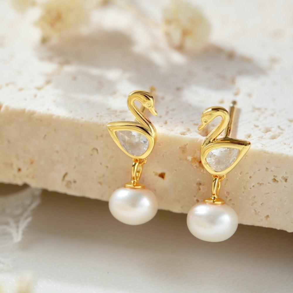 Cercei din argint placat cu aur în formă de lebădă cu perlă și zirconiu - C69 – Design elegant de la Masiri.ro