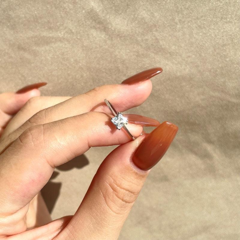 Inel din argint cu piatră pătrată și design minimalist – I40 – Design elegant de la Masiri.ro