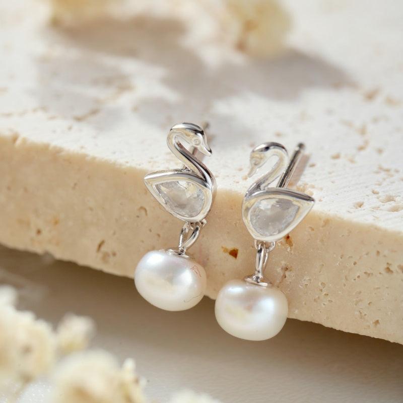 Cercei din argint în formă de lebădă cu perlă și zirconiu - C70 – Design elegant de la Masiri.ro