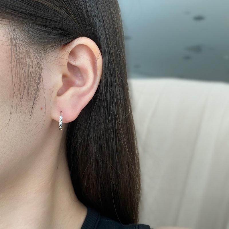 Cercei din argint rotunzi mici cu textură fațetată - C77 – Design elegant de la Masiri.ro