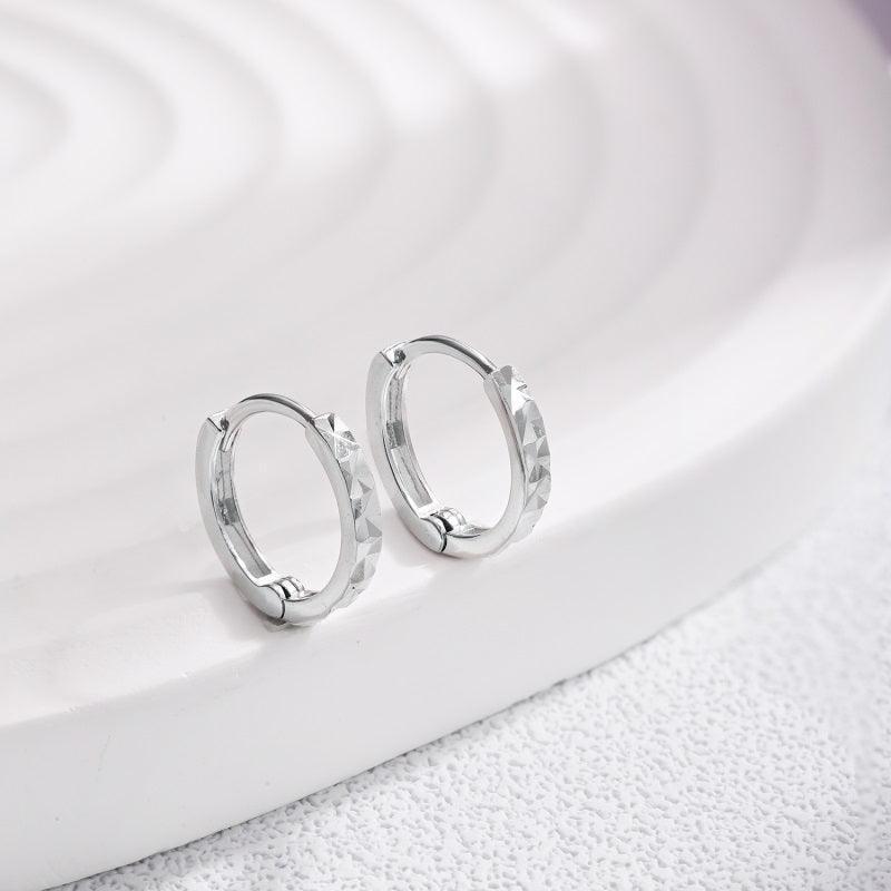 Cercei din argint rotunzi mici cu textură fațetată - C77 – Design elegant de la Masiri.ro