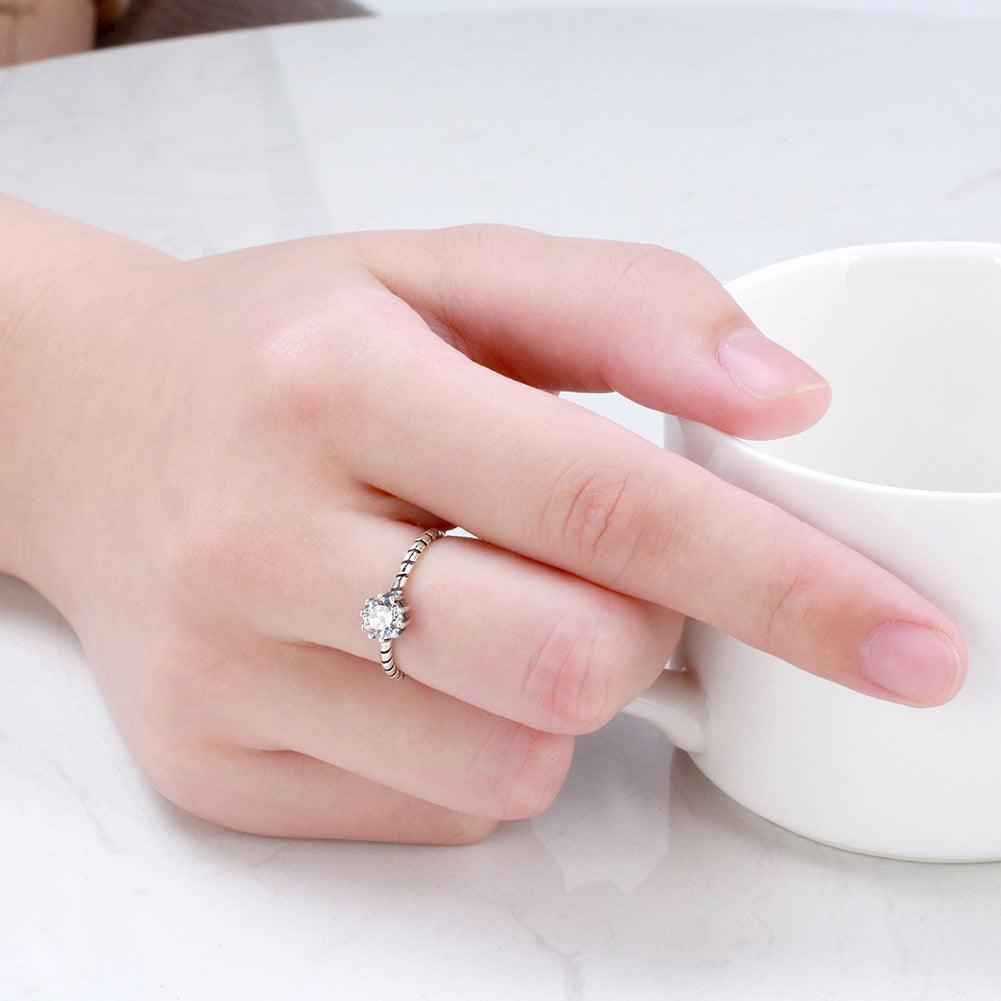 Inel din argint reglabil cu piatră centrală strălucitoare – Stone Twist I04 – Design elegant de la Masiri.ro