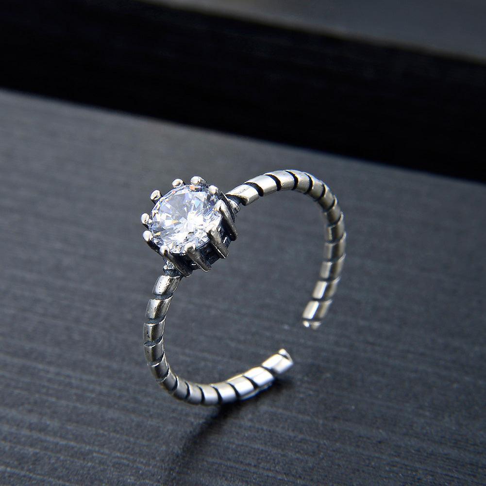 Inel din argint reglabil cu piatră centrală strălucitoare – Stone Twist I04 – Design elegant de la Masiri.ro