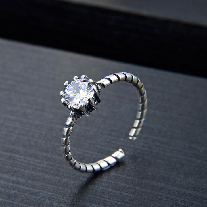 Inel din argint reglabil cu piatră centrală strălucitoare – Stone Twist I04 – Design elegant de la Masiri.ro